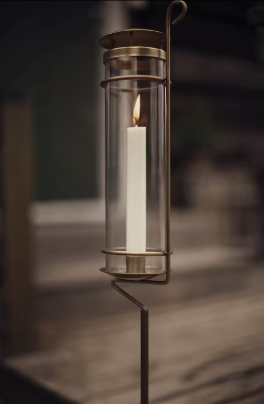 Lyslykt på pinne Sofia i antikk messing